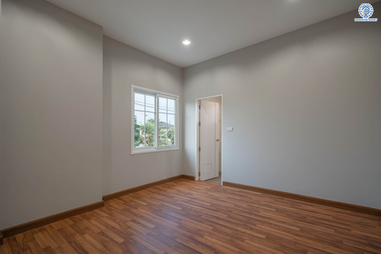 บ้านมือสองตกแต่งใหม่ โครงการ เพอร์เฟคมาสเตอร์พีซ รัตนาธิเบศร์ หลังใหญ่กว่า 91.4 ตร.ว. ฟังก์ชัน 3 ห้องนอน 5 ห้องน้ำ 1 ห้องแม่บ้าน จอดรถได้ 2 คัน พร้อมบรรยากาศโครงการสุด Luxury บนทำเลเชื่อมต่อทุกการเดินทาง ใกล้รถไฟฟ้าสายสีม่วง "สถานีไทรม้า" และจุดขึ้นทางด่วน "งามวงศ์วาน"